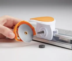 Fiskars - Combo Rotary Cutter & Ruler - Rulleskæremaskine - 61X15 CM - 9513
