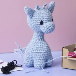 Kreativt Sæt Med Amigurumi - Giraf - Lyseblå